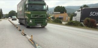 Разделители на пътя край село Микре