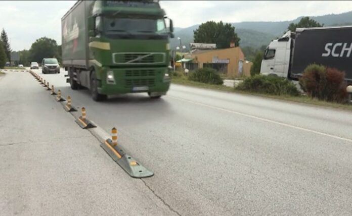 Разделители на пътя край село Микре