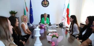 Весела Лечева и националният отбор по шахмат за жени