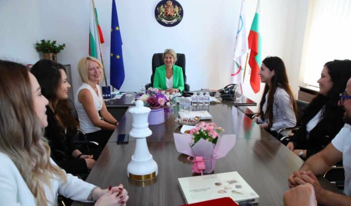 Весела Лечева и националният отбор по шахмат за жени