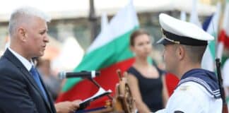 Служебният министър на отбраната Димитър Стоянов с курсант