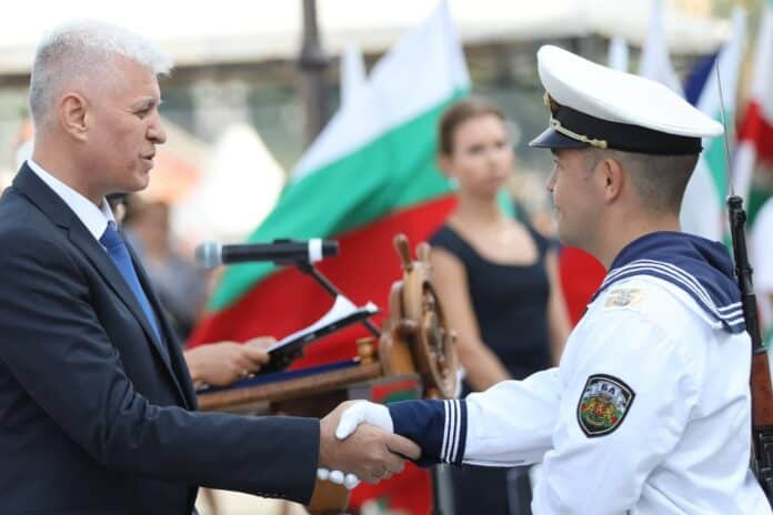 Служебният министър на отбраната Димитър Стоянов с курсант