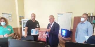 Д-р Александър Златанов по средата