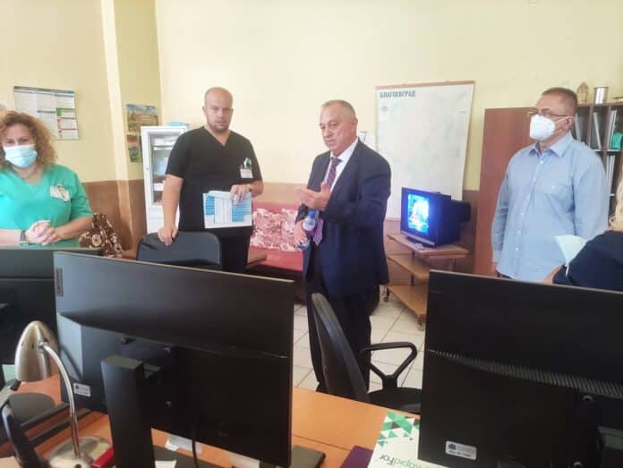 Д-р Александър Златанов по средата