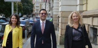 Александър Пулев (в средата)