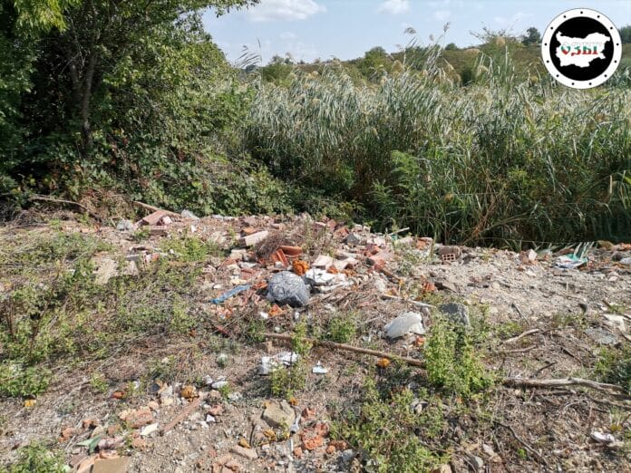 Отпадъци на брега на река Русокастренска