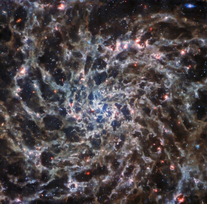 Галактика IC 5332