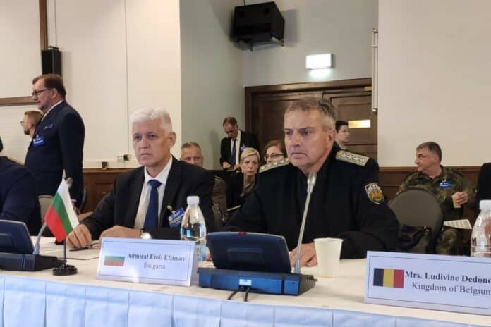 Министър Димитър Стоянов и адмирал Емил Ефтимов