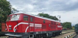 Модернизираният локомотив 77002