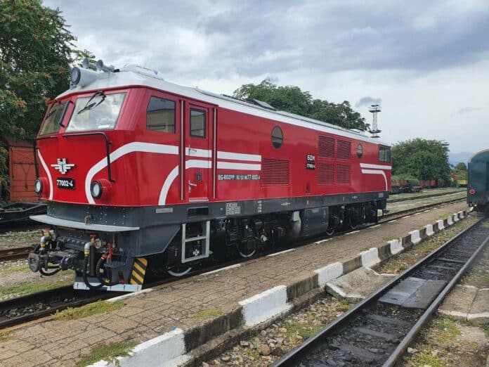 Модернизираният локомотив 77002