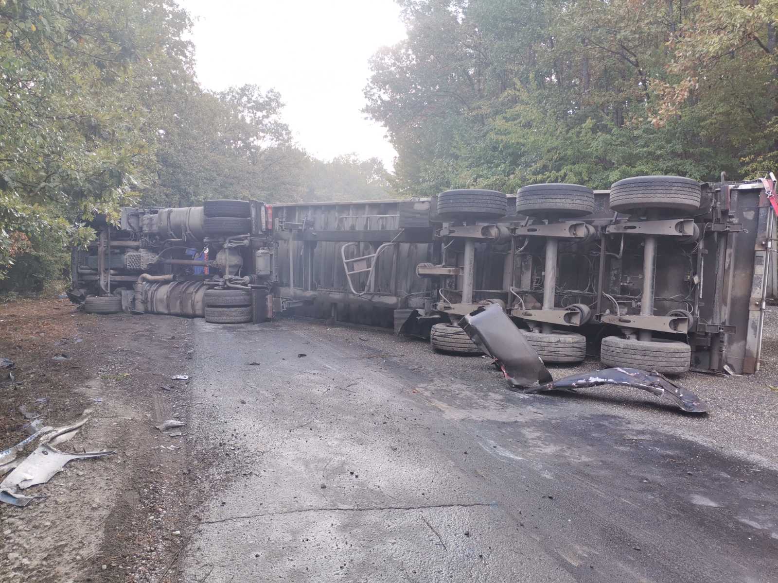 Катастрофа с македонски тежкотоварен автомобил е затворила изцяло пътя след