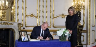 Подписване на книгата за съболезнования