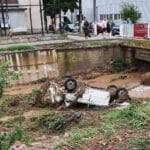 Повлечена кола под мост