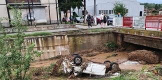 Повлечена кола под мост