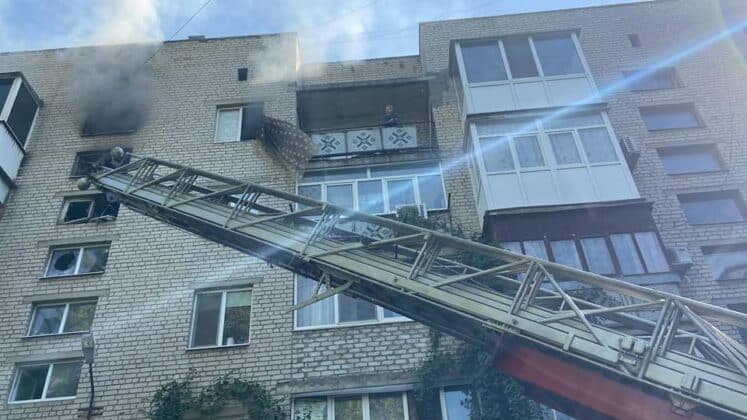 Пожар след обстрел в Украйна