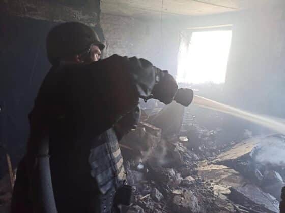Пожар след обстрел в Украйна
