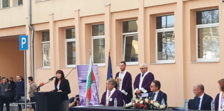 Проф. Албена Чавдарова при откриване на учебната година