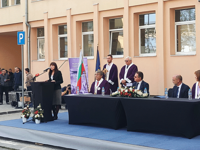 Проф. Албена Чавдарова при откриване на учебната година