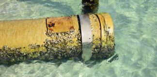 Тръба в морето.