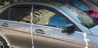 Залепеният с монтажна пяна автомобил