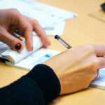 Жена, служител, администрация, документи