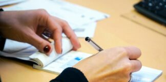 Жена, служител, администрация, документи