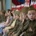 Деца в униформи.