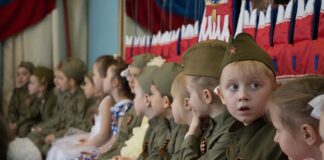 Деца в униформи.