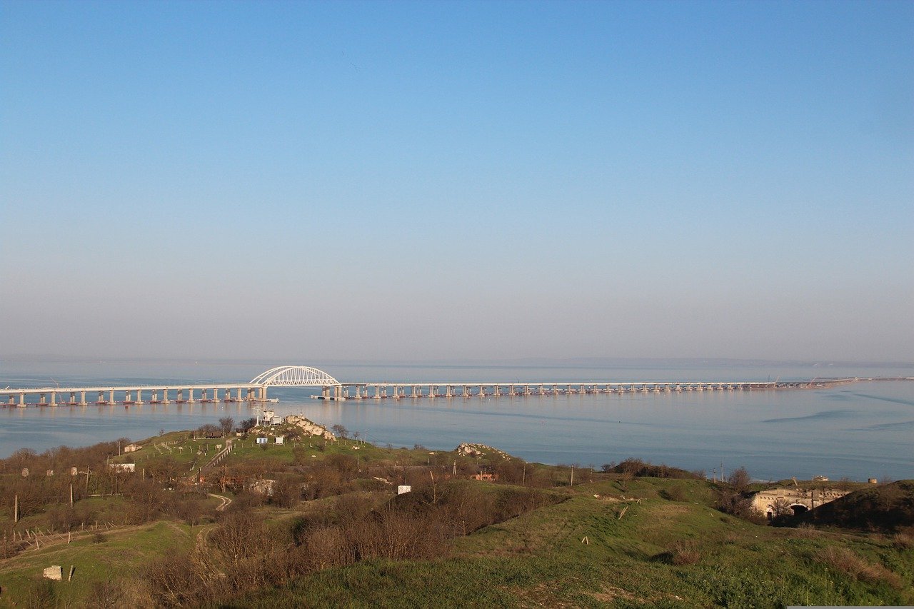 Мостът който свързва Русия с Крим е бил частично отворен