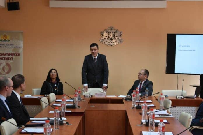 Министър Никола Стоянов по време на семинара