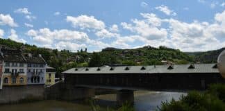 Покритият мост на майстор Кольо Фичето