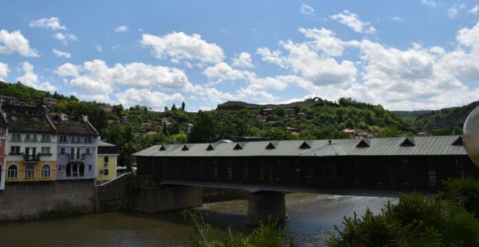 Покритият мост на майстор Кольо Фичето