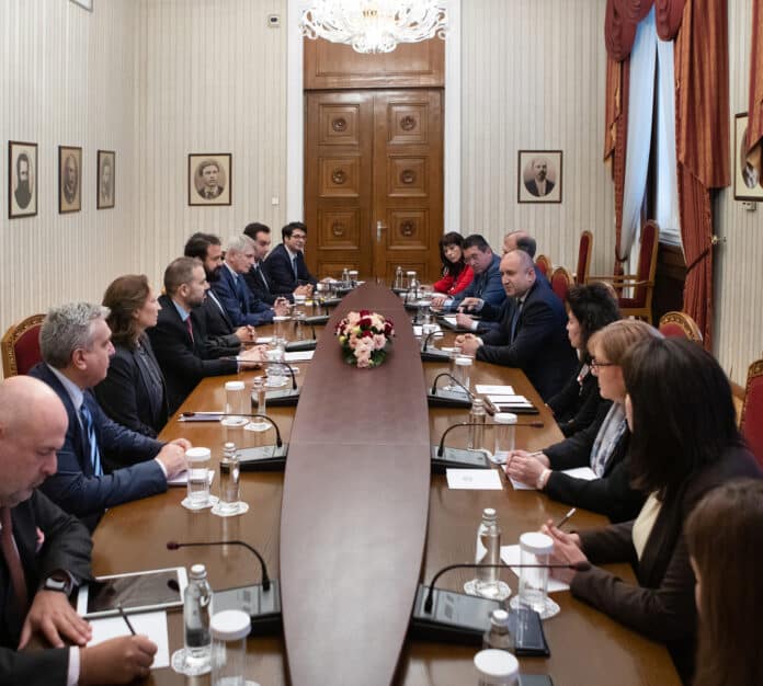 Президентът Румен Радев по време на срещата