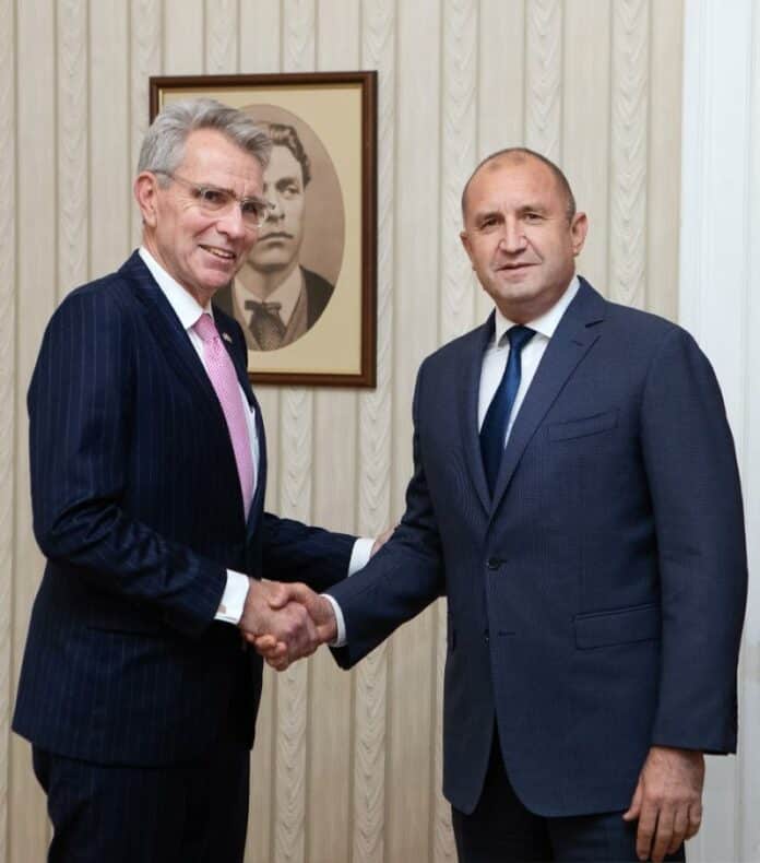 Джефри Паят и Румен Радев