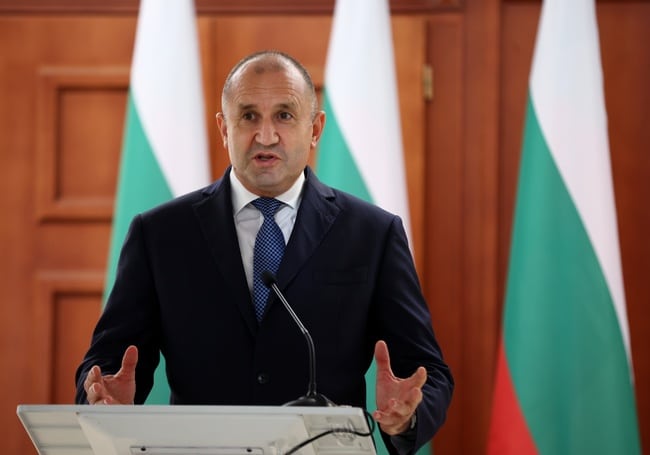 Президентът Румен Радев посети Центъра за управление на сателита България