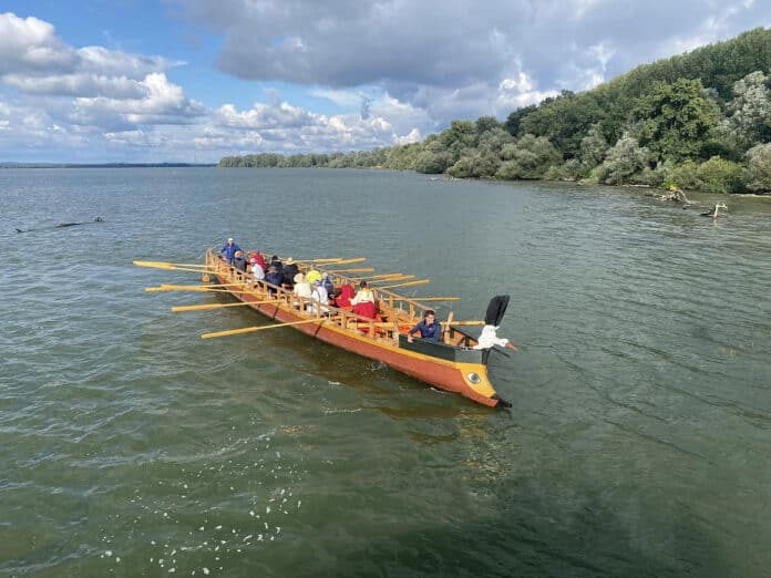 Реплика на римска лодка