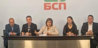 Корнелия Нинова по време брифинг