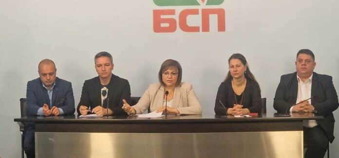 Корнелия Нинова по време брифинг