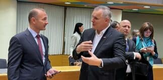 Министър Христов и негов колега на заседанието