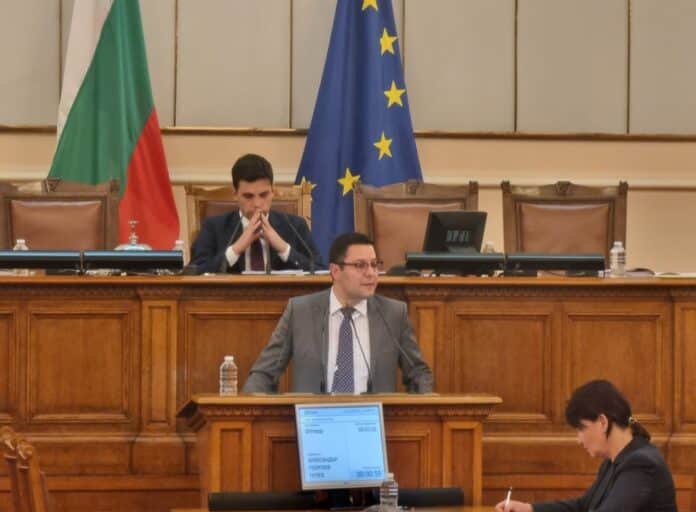 Министър Пулев в Народното събрание