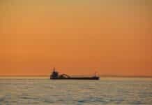 Петролен танкер.