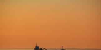 Петролен танкер.