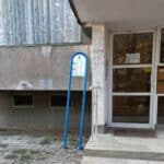 Спирка пред входа на блок в София