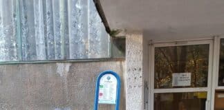 Спирка пред входа на блок в София