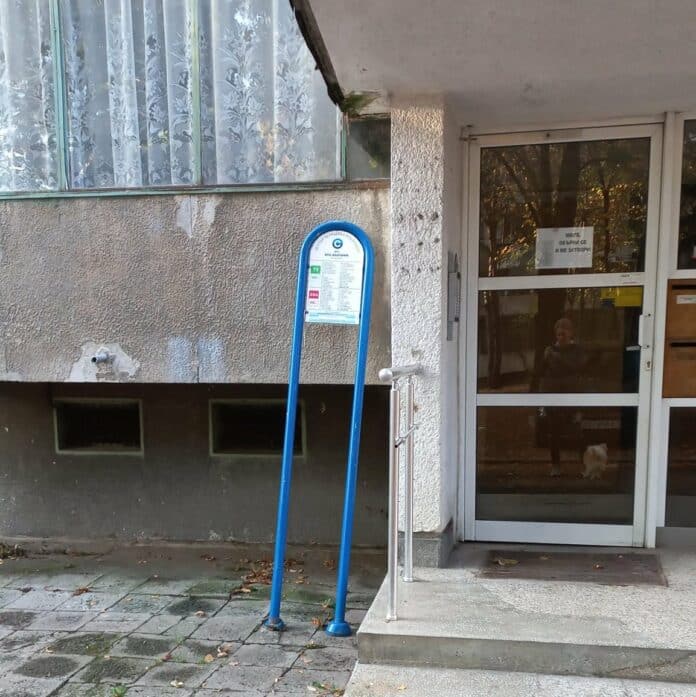 Спирка пред входа на блок в София