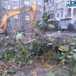 Багер премахва смокиня в частния двор на Мария Желязкова