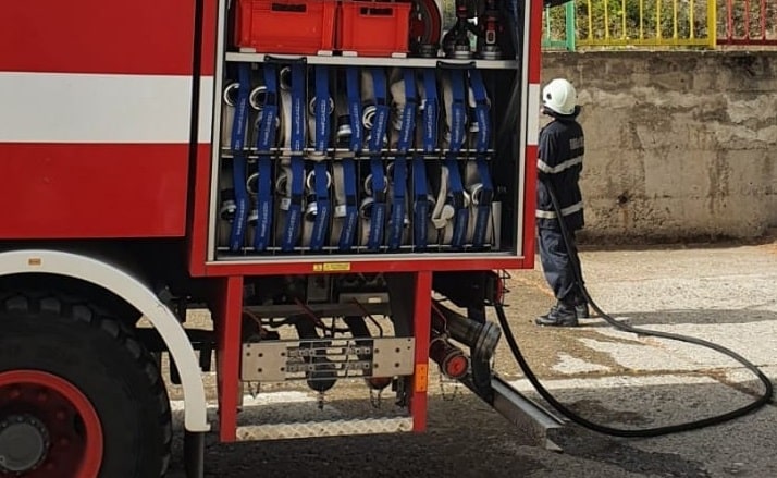 Трима души са били евакуирани заради пожар в асансьорна шахта