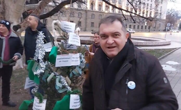 Георги Георгиев до елхата