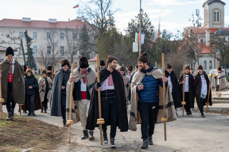 Koledari Risunka Коледари - Искра.бг Https://www.iskra.bg/wp-content/uploads/2025/09 ...