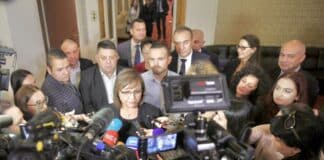 Корнелия Нинова пред журналисти